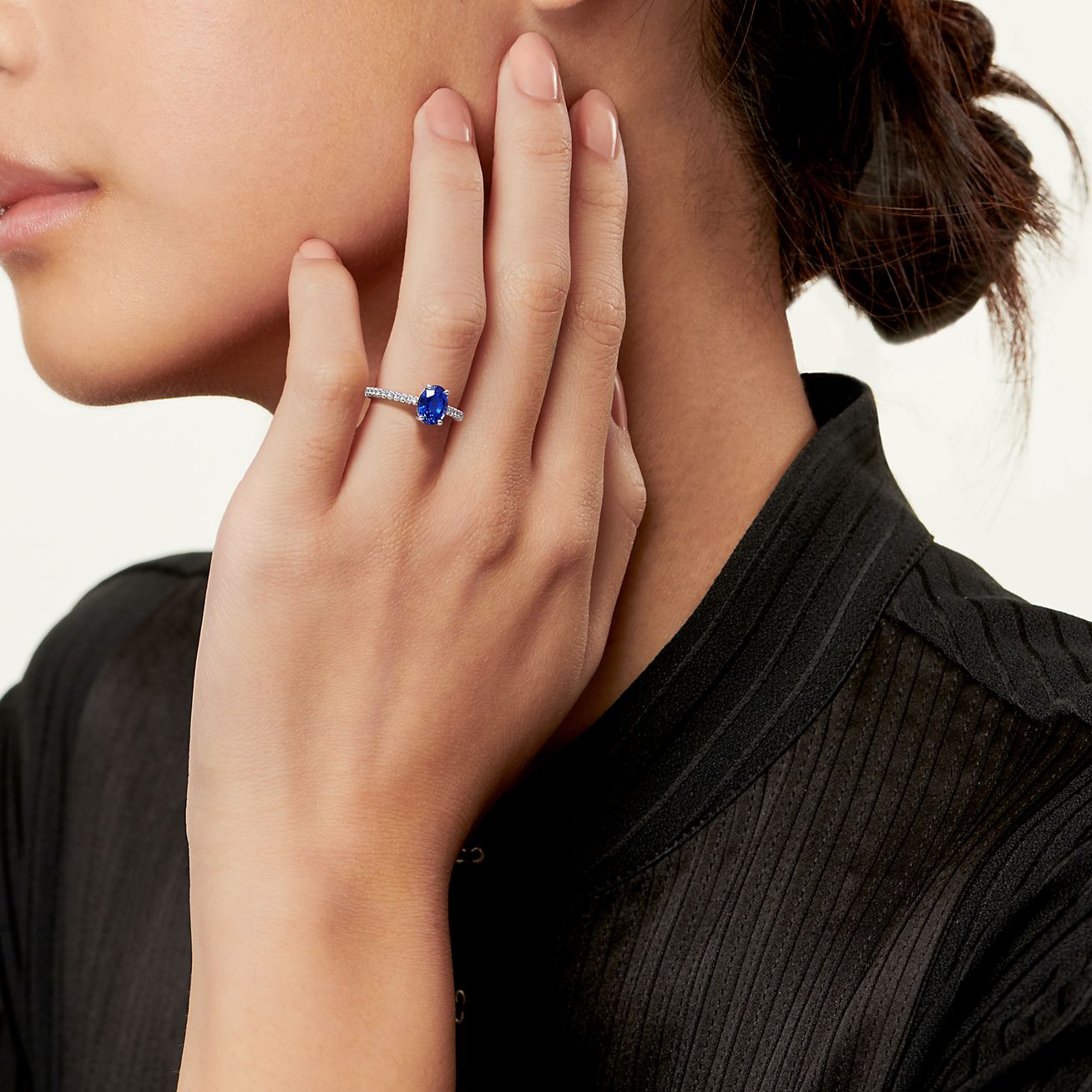 Tiffany Novo® 系列铂金铺镶钻石椭圆形蓝宝石戒指| Tiffany & Co.