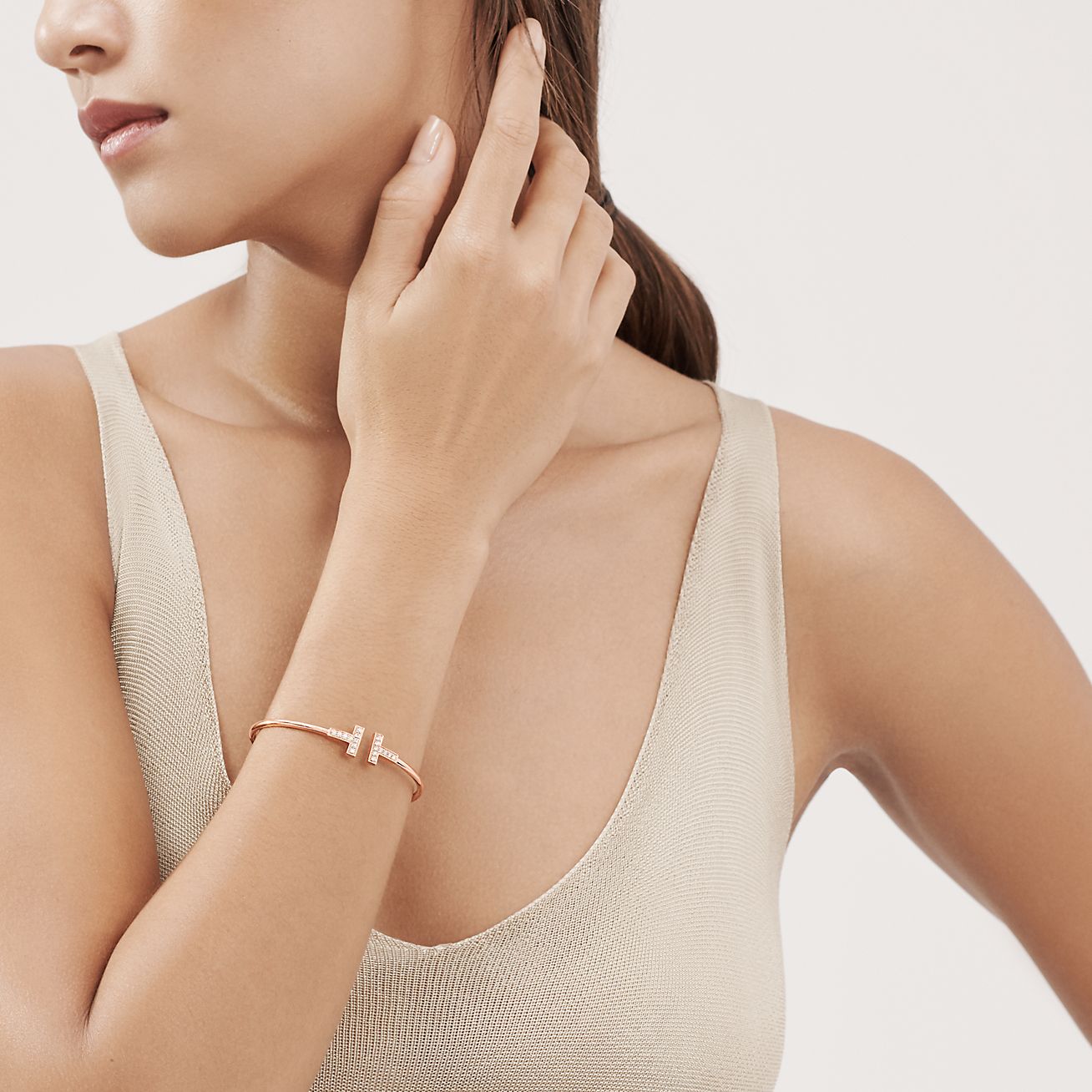 Tiffany T 系列18K 玫瑰金镶钻线圈手镯| Tiffany & Co.