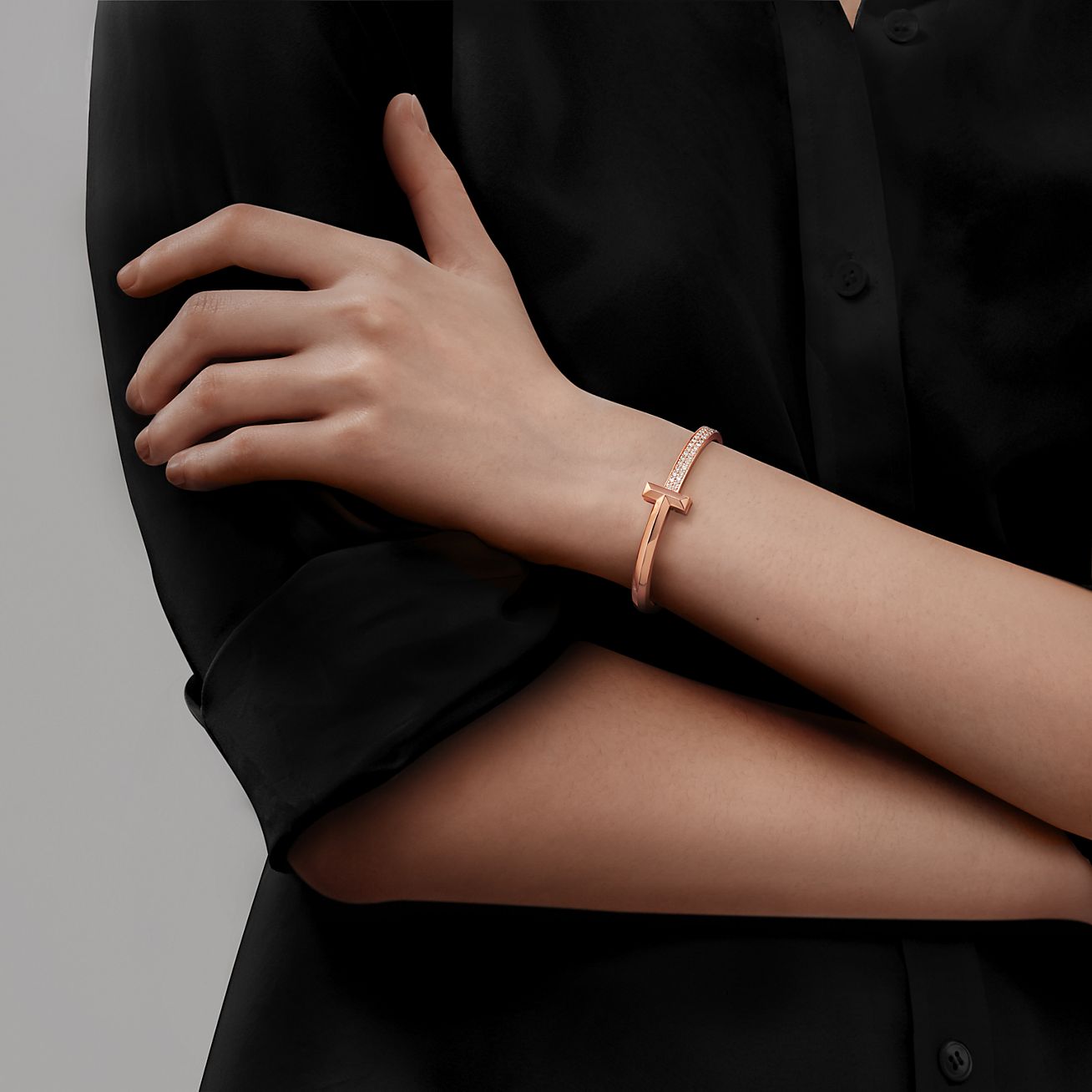 Tiffany T 系列T1 18K 玫瑰金镶钻宽式铰链手镯| Tiffany & Co.