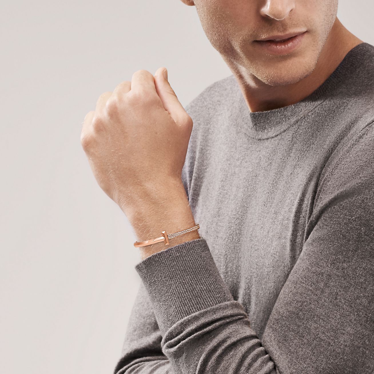 Tiffany T 系列T1 18K 玫瑰金镶钻宽式铰链手镯| Tiffany & Co.