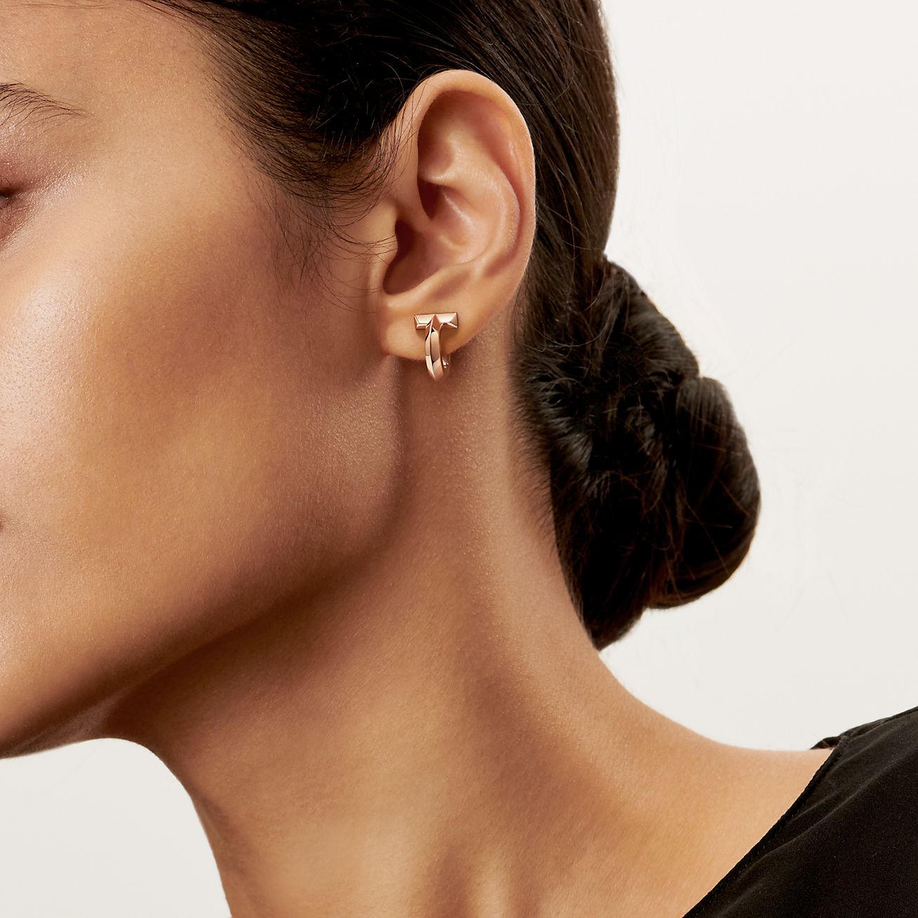 Tiffany T 系列T1 18K 玫瑰金圈形耳环| Tiffany & Co.