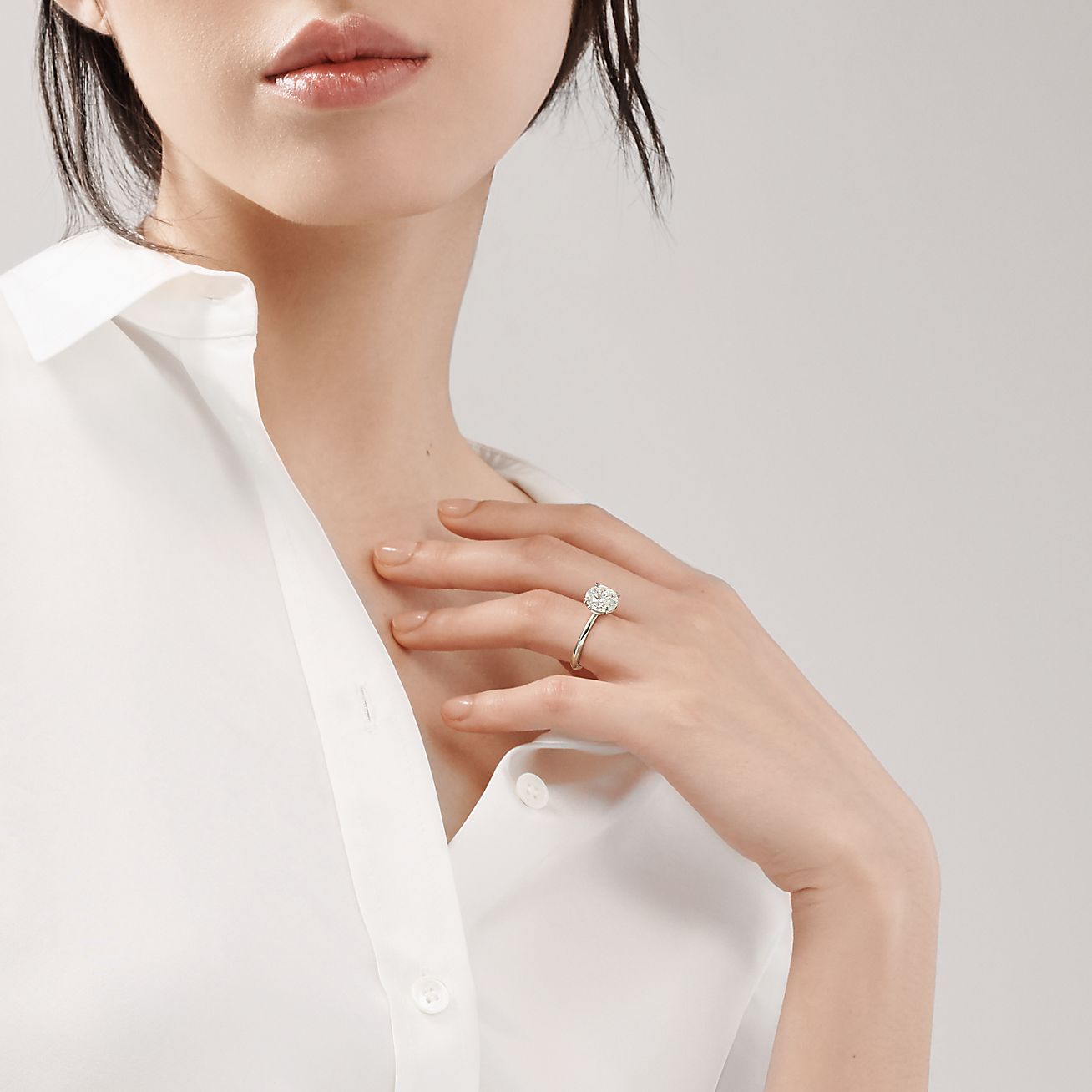 tiffany true64 系列铂金镶钻戒圈镶嵌圆形明亮式切割钻石订婚钻戒