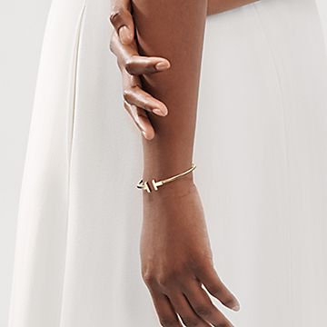 Tiffany T 系列18K 黄金线圈手镯| Tiffany & Co.